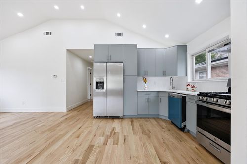 226 76th Rd, Oakland Gardens, NY, 11364-3139 | Card Image