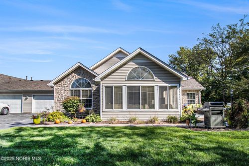 8367 Fossil Dr, Sylvania, OH, 43560-9884 | Card Image