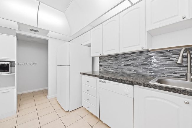 APT-226 - 19380 Collins Ave, Condo with 2 bedrooms, 2 bathrooms and null parking in Sunny Isles Beach FL | Image 6