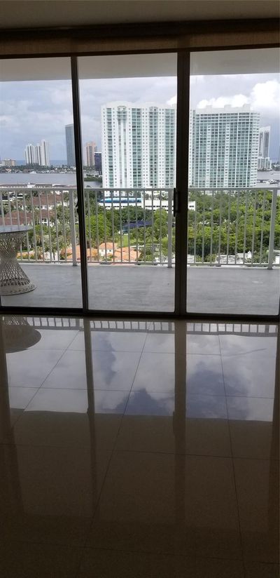 1801E - 2851 Ne 183rd St, Condo with 2 bedrooms, 2 bathrooms and null parking in Aventura FL | Image 2