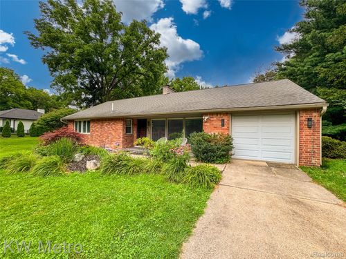 4096 Chestnut Hill Dr, Troy, MI, 48098-4206 | Card Image