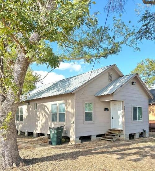 907 Jackson St, El Campo, TX, 77437-4636 | Card Image