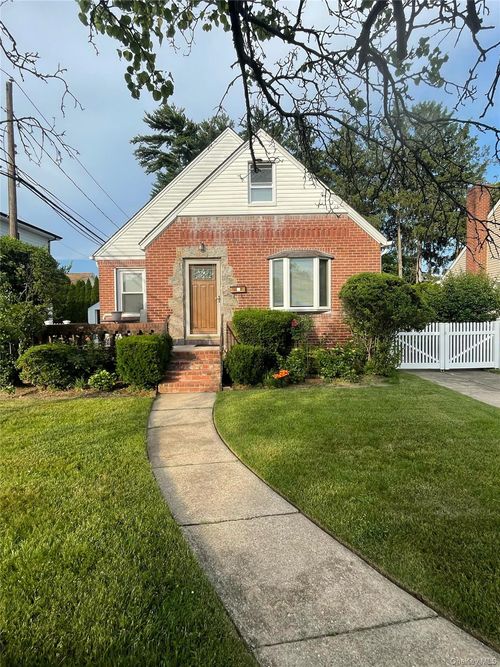 32 Celler Ave, New Hyde Park, NY, 11040-2015 | Card Image