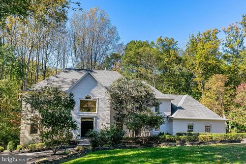 2404 Oakmont Ct, OAKTON, VA, 22124-1000 | Card Image