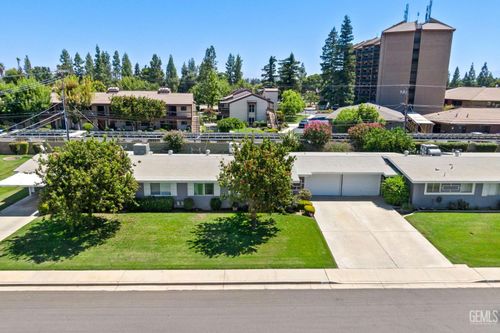 1304 Yorba Linda St, Bakersfield, CA, 93309-3526 | Card Image