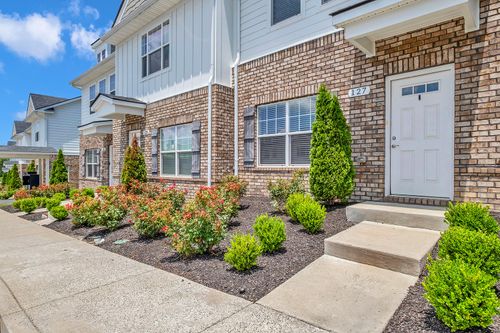 127 Dry Creek Commons Dr, Goodlettsville, TN, 37072-2242 | Card Image