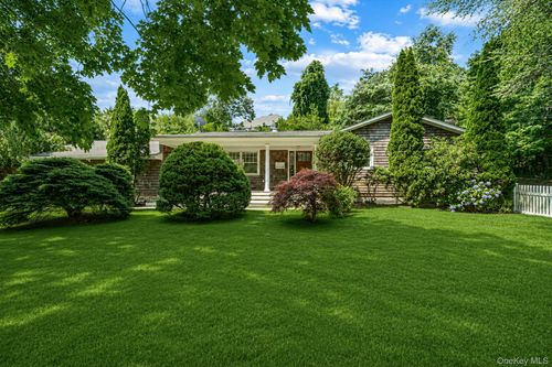 20 Dolphin Way, Riverhead, NY, 11901-6301 | Card Image