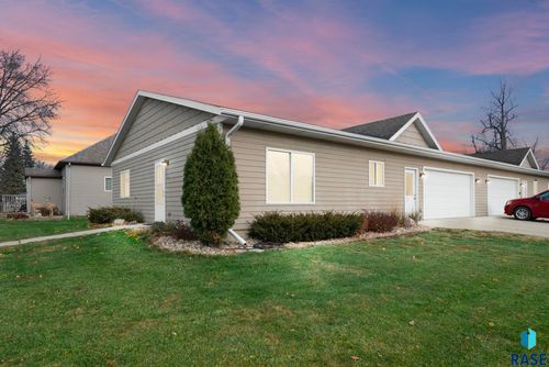300 N Oaks Ave Avenue, Hartford, SD, 57033 | Card Image