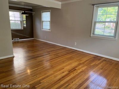 695 Graefield Court, Condo with 2 bedrooms, 1 bathrooms and null parking in Birmingham MI | Image 2