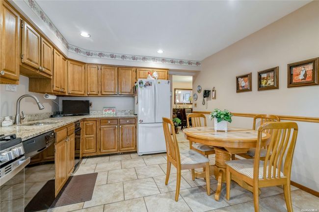 EIK with lots of cabinets and counter space | Image 10
