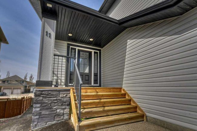 11 Lakes Estates Circle, Home with 6 bedrooms, 4 bathrooms and 3 parking in Strathmore AB | Image 2