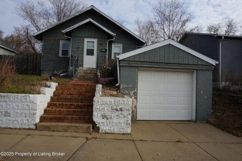 328 8th Ave W, Dickinson, ND, 58601-4821 | Card Image