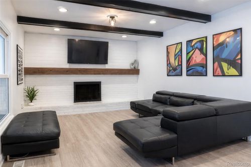 25342 Wykeshire Rd, Farmington Hills, MI, 48336-1556 | Card Image