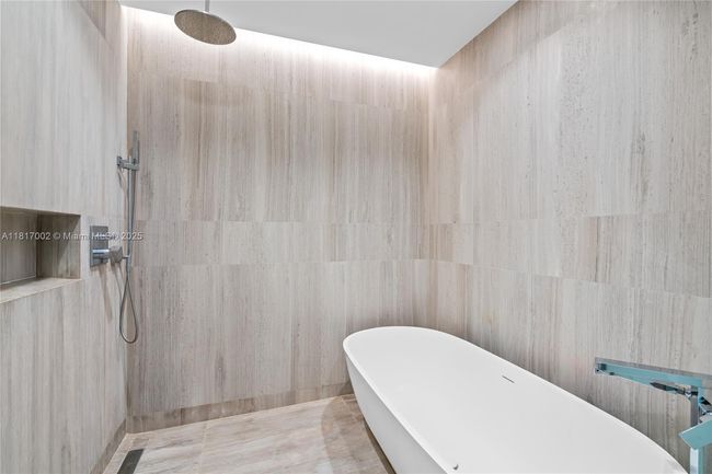 APT-1602 - 5775 Collins Ave, Condo with 2 bedrooms, 3 bathrooms and null parking in Miami Beach FL | Image 59