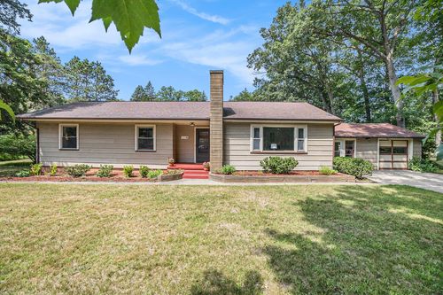 8539 Mohawk Ct, Montague, MI, 49437-1353 | Card Image