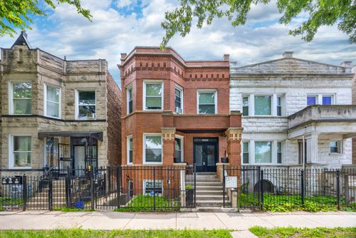 3933 W Grenshaw St, Chicago, IL, 60624-4520 | Card Image