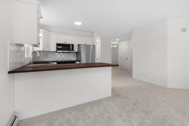 2205 - 7451 Springbank Blvd Sw, Condo with 2 bedrooms, 2 bathrooms and 1 parking in Calgary AB | Image 9