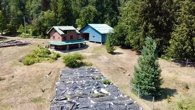 6236 Mckean Rd, House other with 3 bedrooms, 2 bathrooms and 2 parking in Central Kootenay Rd Rural BC | Image 2