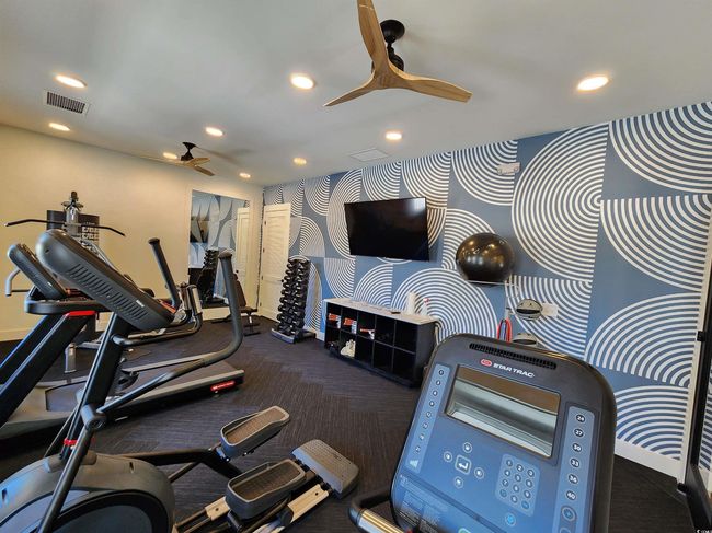 Gym with ceiling fan | Image 31