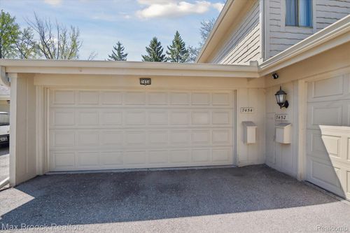 7454 Bridge Way, West Bloomfield, MI, 48322-3530 | Card Image