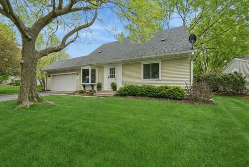 39 Boxwood Ln, Cary, IL, 60013-1904 | Card Image