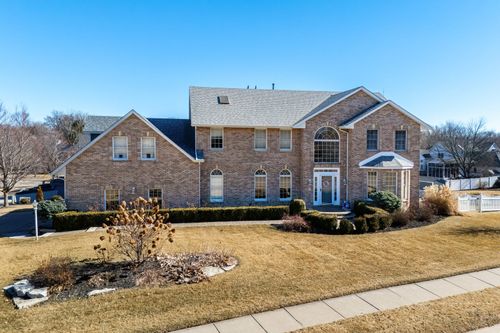 2101 Nicholas Ct, Bettendorf, IA, 52722-2177 | Card Image