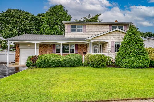 16 Regina Dr, Sayville, NY, 11782-2402 | Card Image