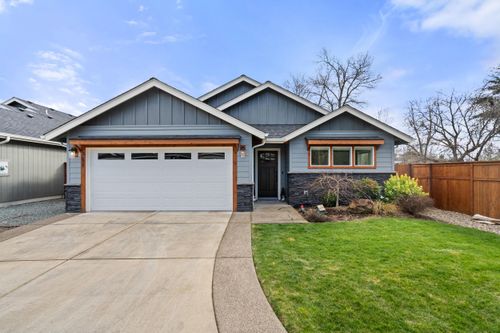 2035 Sw Truman Way, Grants Pass, OR, 97526-8333 | Card Image