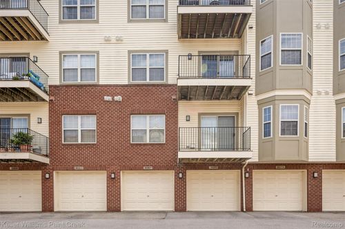 3067 Camden Dr, Troy, MI, 48084-7021 | Card Image