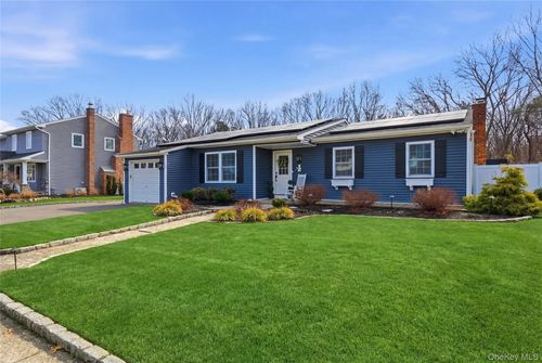 28 Berkshire Rd, Holbrook, NY, 11741-2802 | Card Image