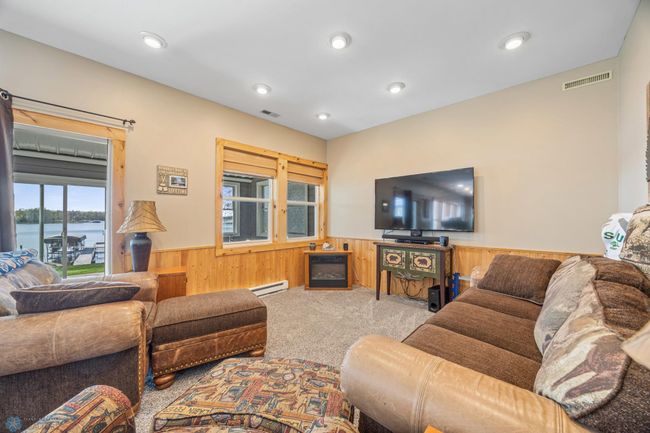 Family Room | Image 27