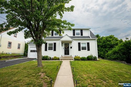 52 Knollwood Ter, Clifton, NJ, 07012-2325 | Card Image