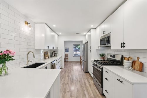 2305 Gladnell St, Taylor, TX, 76574-1312 | Card Image