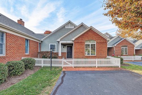 127 Village Green Dr, Penhook, VA, 24137-5042 | Card Image