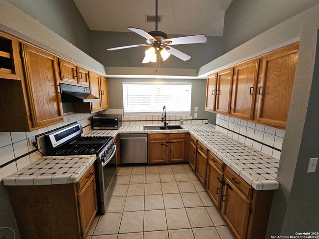 10105 Trappers Rdg, House other with 3 bedrooms, 2 bathrooms and null parking in Converse TX | Image 8