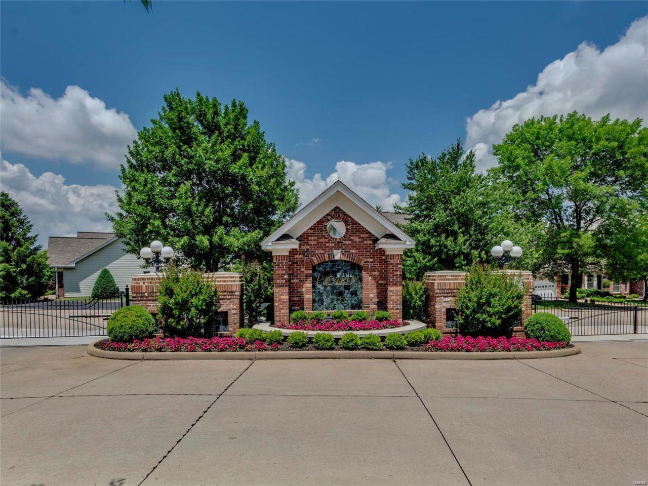 Picardy Hill Dr, Chesterfield, MO 63017