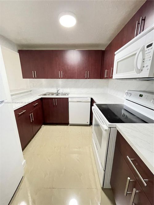 apt-414-6950 Nw 186th St, Hialeah, FL, 33015-8502 | Card Image