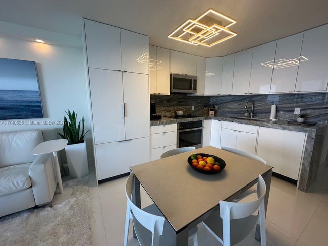 APT-1907 - 2555 Collins Ave, Condo with 2 bedrooms, 2 bathrooms and null parking in Miami Beach FL | Image 6