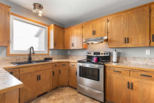 909 7 St Se, House detached with 4 bedrooms, 2 bathrooms and 2 parking in Redcliff AB | Image 12