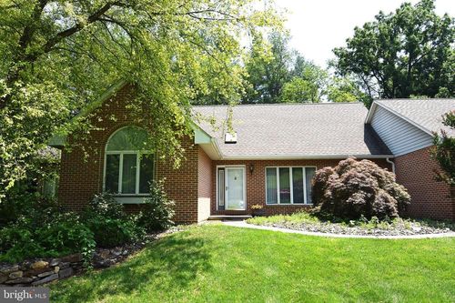 4 Country Ln, DOUGLASSVILLE, PA, 19518-9627 | Card Image
