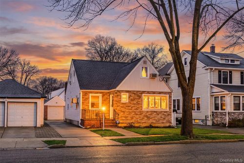 38 Hawthorne Ave, Floral Park, NY, 11001-1606 | Card Image