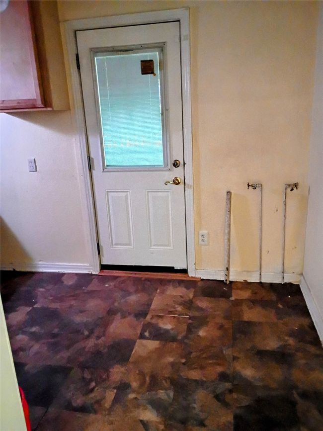 Entryway with baseboards | Image 8