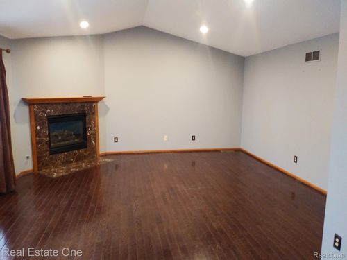 1924 Amboy St, Dearborn Heights, MI, 48127-4911 | Card Image