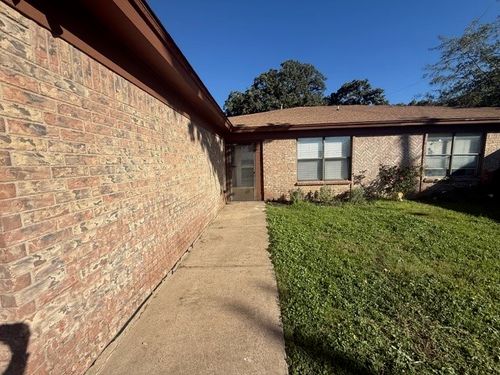 405 Dunaway Ln, Azle, TX, 76020-3137 | Card Image