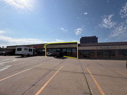 d-e-102 E Kimberly Rd, Davenport, IA, 52806-5922 | Card Image