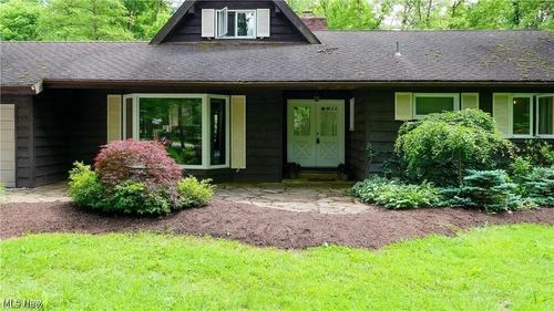 8693 E Craig Dr, Chagrin Falls, OH, 44023-4331 | Card Image