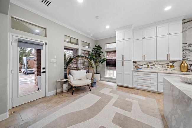 Breakfast area offers a fabulous view of the oasis outside. | Image 16