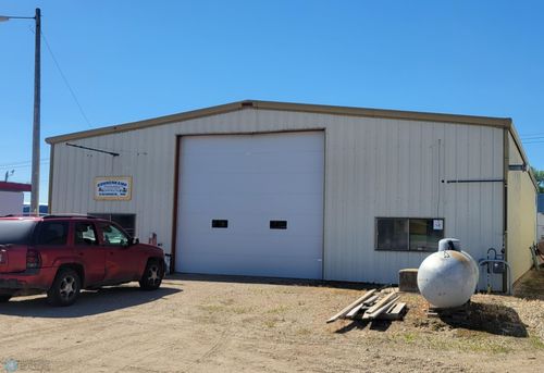 511 Highway 13 E, Gwinner, ND, 58040 | Card Image