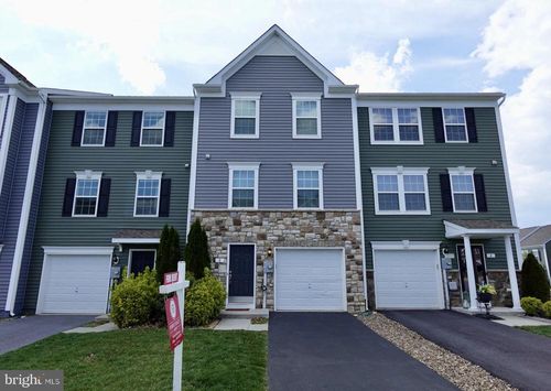 8 Cecily Way, RANSON, WV, 25438-1100 | Card Image