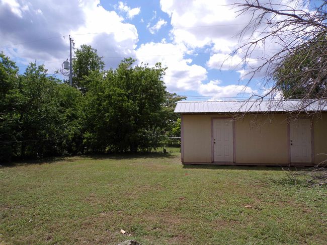 702 N Silver St, House other with 3 bedrooms, 2 bathrooms and null parking in Burnet TX | Image 6